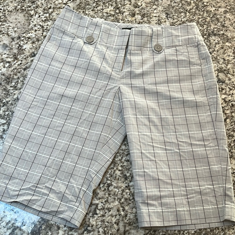 Express, Beige Plaid, Lightweight, Bermuda Shorts. Size 6